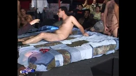 Bonita mascarada milf com buceta peluda fodida em um club prive por grande pau amador