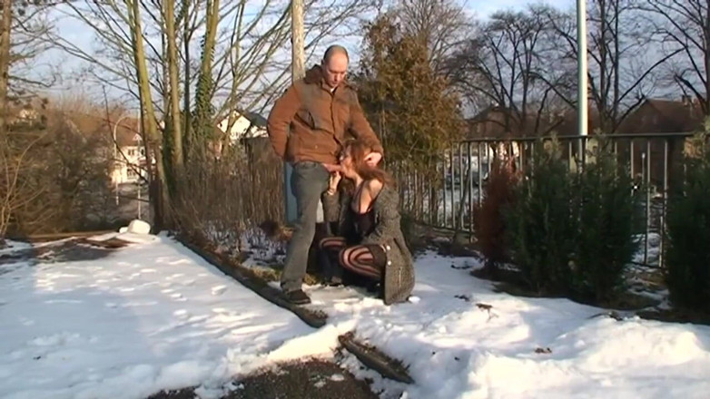 East Public: Uma prostituta é fodida em uma ponte coberta de neve