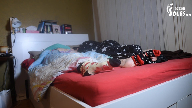 Czech Soles - foot fetish content: Două fete cu picioare în pat