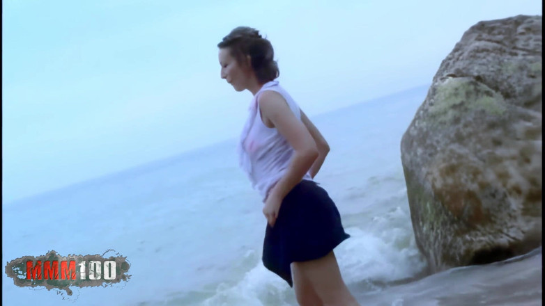 MMM100: Ava：法国美女ava blue strips在海滩上