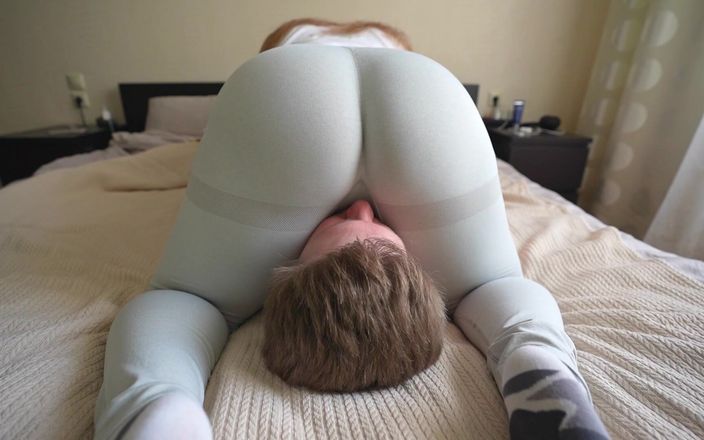 Booty_assx: Velký zadek sedí na obličeji v šedých kalhotách na jógu