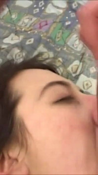 Während ich den schwanz meines mannes lutsche, kommt in mein gesicht