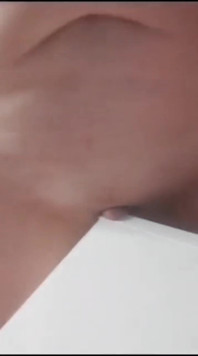 Orta yaşlı seksi kadın mobilyanın köşesinde büyük klitorisini ovuyor ve ovuyor
