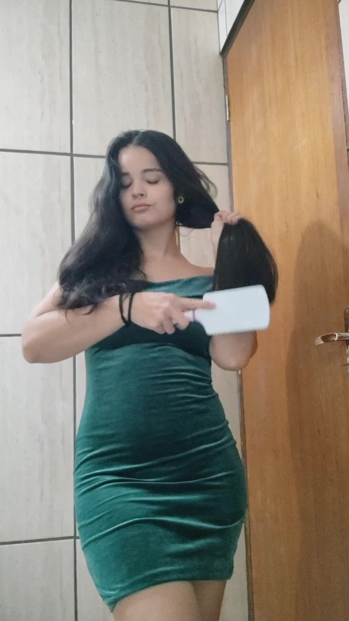 Debora Mendes: 和我一起打扮 - 绿色礼服和挑衅性的外观