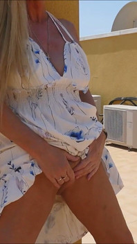 Špinavé blikající venkovní prstění a anální hra s roztahováním zadku a hrátky s kundičkou