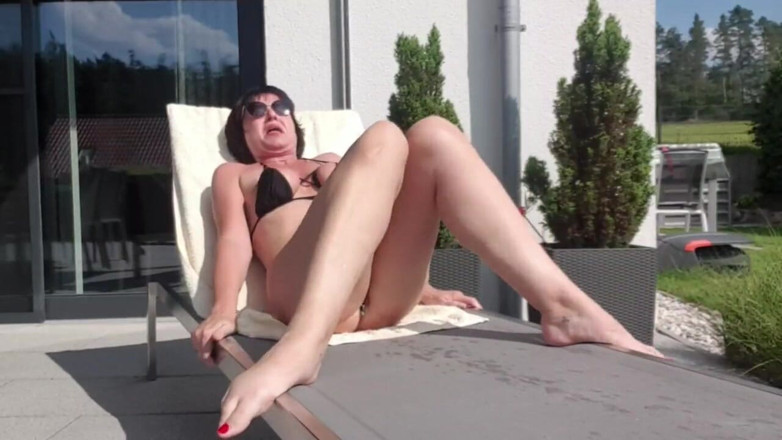 JulieEroticDress: Chorros mientras se baña el sol público