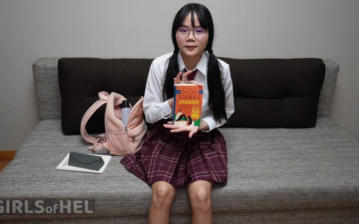Girls of Hel: O que há na bolsa da minha escola? Fazendo conteúdo...