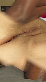 Meu deus! Por favor, não me faça gozar mais, foda! Eu não consigo parar, minha bunda grande e suculenta pingando orgasmo na buceta molhada