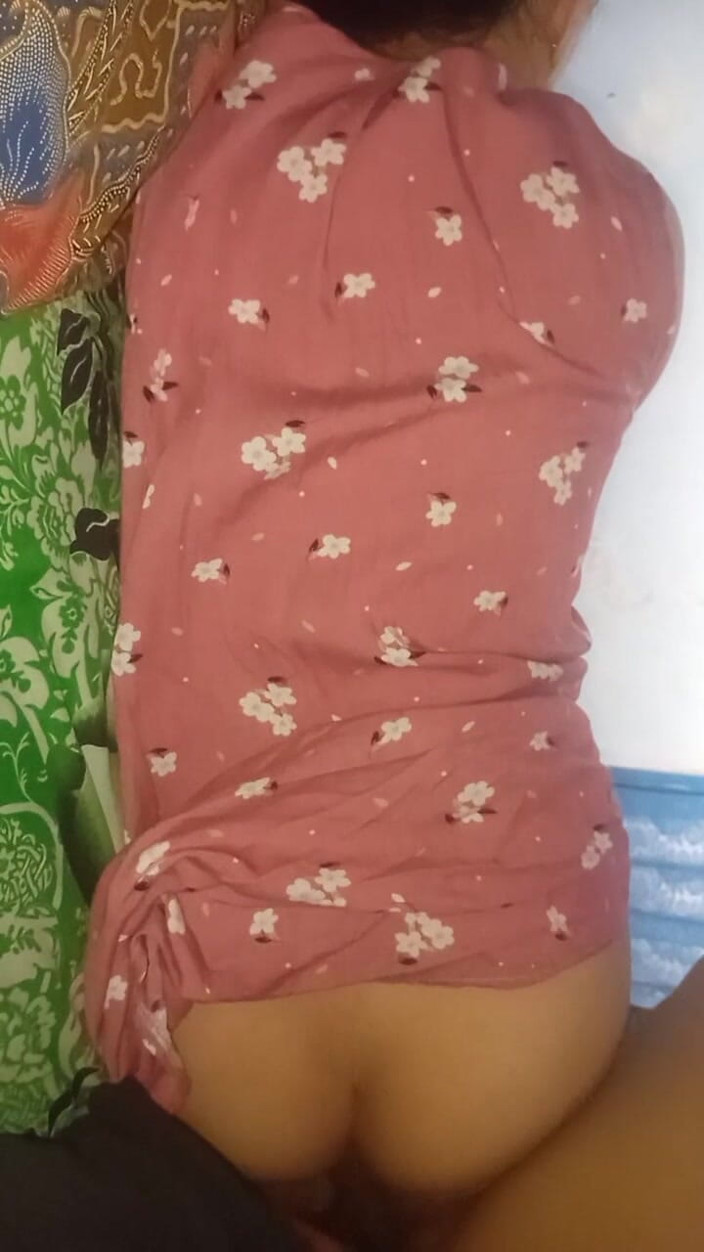 Famly sex: Masih Menikmati Memek Sepupu Dengan Desahan Penuh Gairah