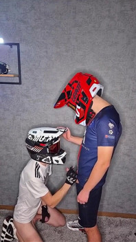 Un tip din Mxhelmet și Nike Tn Sneakers fute un alt tip