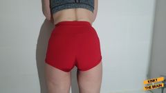 Kinky N the Brain: Po cvičení čůrání v červených šortkách - barevná verze