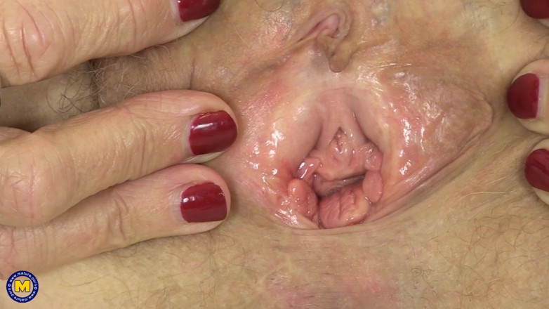Mature Solo NL: Adorable madura le encanta jugando con su coño peludo y...