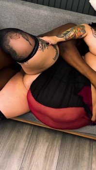 मोटी milf(चोदने लायक मम्मी) जोरदार फुहार छोड़ रही है जबकि उसे गहरी मुट्ठी घुसाई जाती है