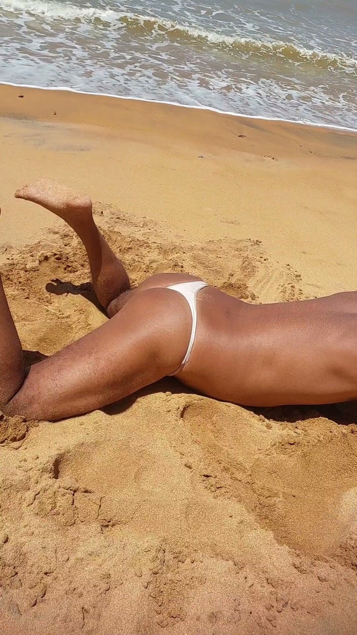 Ladysilvas: Ladysilva am strand im höschen bräunt ihren heißen arsch