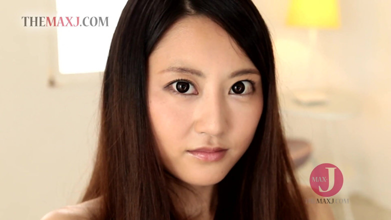 Asian happy ending: 毛深いアジアの十代は彼女の小さなおっぱいを示しています
