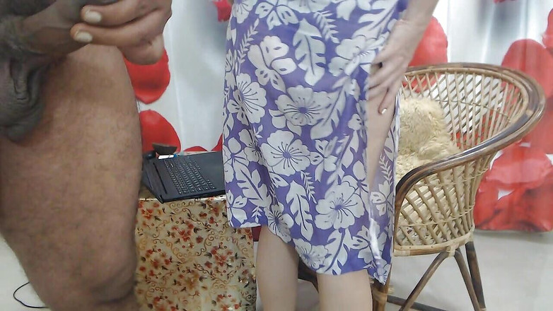 Bolly Karma: MILF wykonuje zmysłowy striptiz obok męża