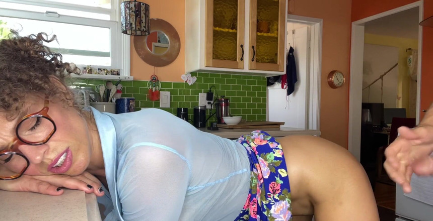 VibeWithMommy: Ahegao mevrouw Crizzle wordt anaal geneukt in de keuken nadat...