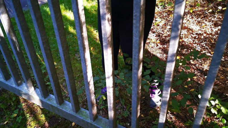 Bouncy Tits Action: Gosok toketnya di 100 hal di luar ruangan