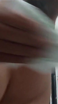 Une grosse belle-mère BBW fétichiste des seins et des aisselles