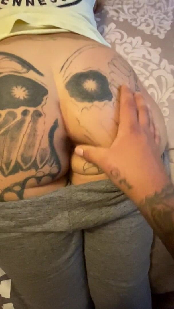 MzKiTTy91: Белая девушка с большой шикарной задницей, милфа трясет своей задницей