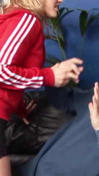 Sora vitregă excitată seduce fratele vitreg ca să o fută