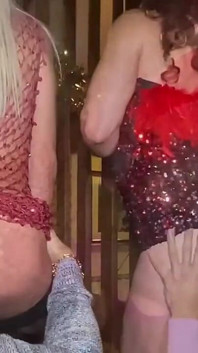 ピンクのハウズ!!レオ・ブルガリは、ヴィクトル・ロム、キシスコ、ロクサス、ドミトリー・プレイスラーに犯された官能的な女装子です