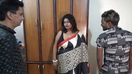 Desi żona z dojrzałym mężem i chłopcem, zrobiła trójkąt