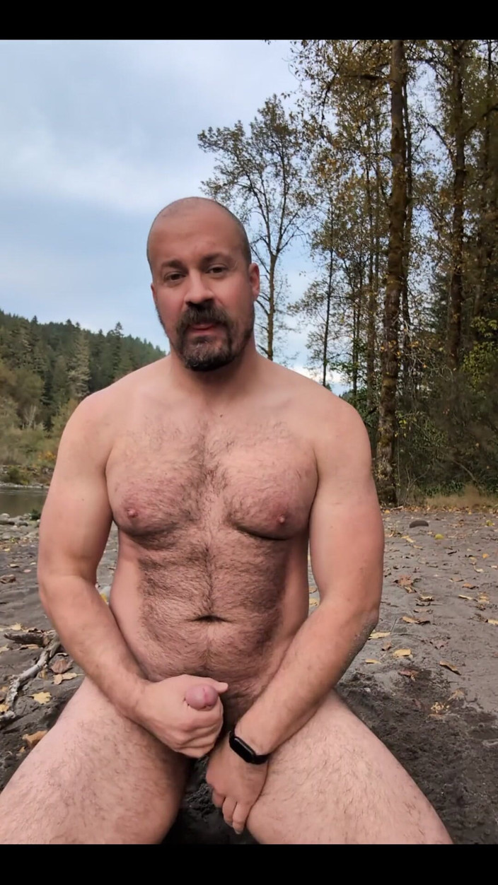 The Gay Quadzilla: Munge un carico su una spiaggia nel bosco