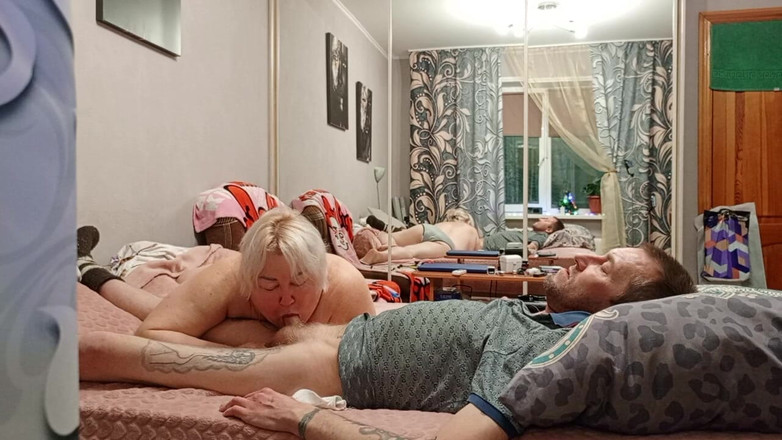 Zona901: 温柔的口交和热辣的射精在邻居的嘴里