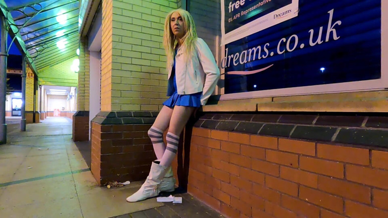 The Midnight Minx: Mağazanın dışında travesti teşhiri