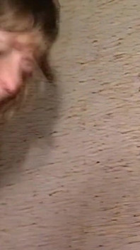 Ateşli orta yaşlı seksi kadın küçük kanepede sert sikiliyor