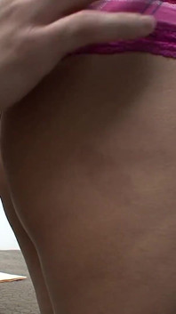 Eine rauchend heiße asiatische brünette bekommt während ihres visums eine muschiinspektion