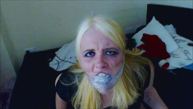 Selfgags classic: Badmouthing 派对女孩通过内裤的嘴巴塞满和清晰的录像带堵嘴而大声啪啪！