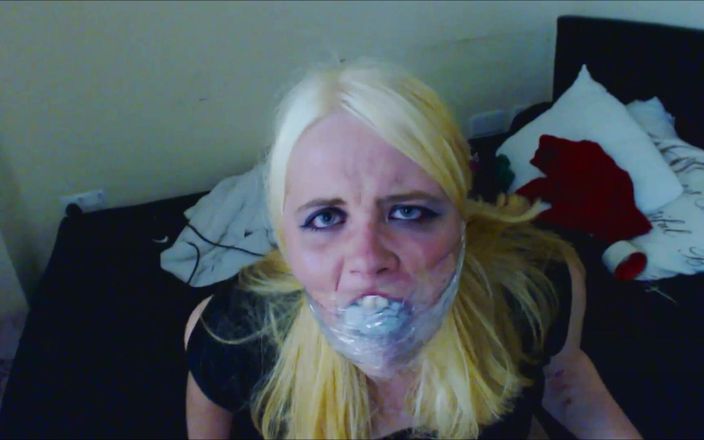 Selfgags classic: Дівчина з поганою вечіркою проходить через рот трусиків, набиває рот і з чистим кляпом на плівку!