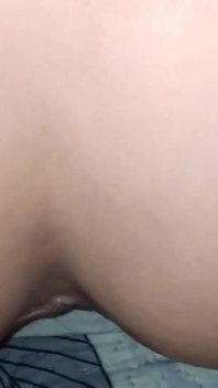 First Sex! Pantat dan memek sempit cewek ini dientot habis-habisan sampai dicrot di perut