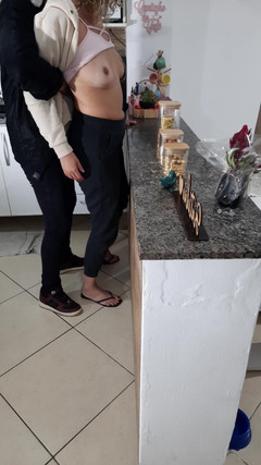 Gabi SweetCouplesStories: Падчерица даже не может отдохнуть, завтракая.