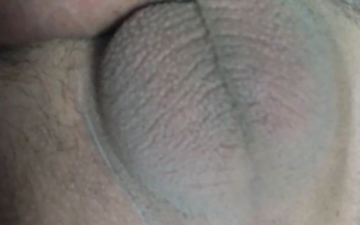 MK porn studio: ビデオ通話で女性にペニスを見せる男