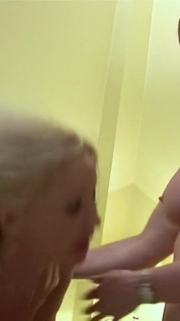 Una coppia di milf hot hanno un rapporto a tre con un ragazzo con un grosso cazzo
