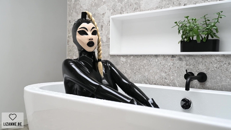 Lizanne: Latexdoll in de badkuip