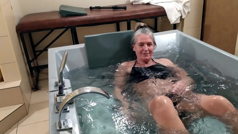 Lukerya: Relaxare lonely în jacuzzi