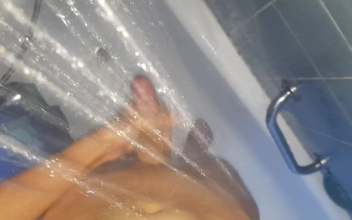 Truwink: Estaba cachonda en la ducha, así que decidí masturbarme la...