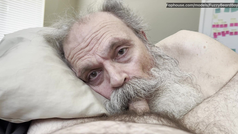FuzzyBeardBoy: Viejo hijo de chupapollas barbudo toma una enorme carga directamente...