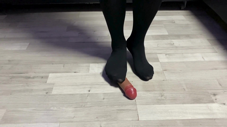 Whitekitten: Seksowna dominatrix w nylonowych rajstopach depta twojego kutasa