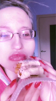 Asmr makan lipstik merah dan kue mini