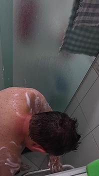 Tatăl vitreg face un duș