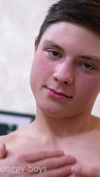 El culo twink aceitado de un chico deportivo