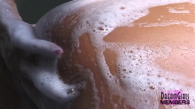 Dream Girls: Gorgeous chase in private bath video