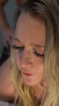 Zmysłowe bicie piłki w rajstopach podczas ssania i pieprzenia twarzy