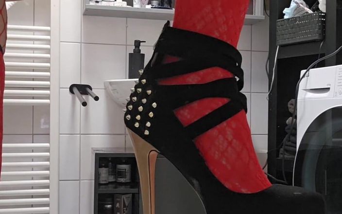 Daddy Femboy: La bella femboy con un vestito a rete