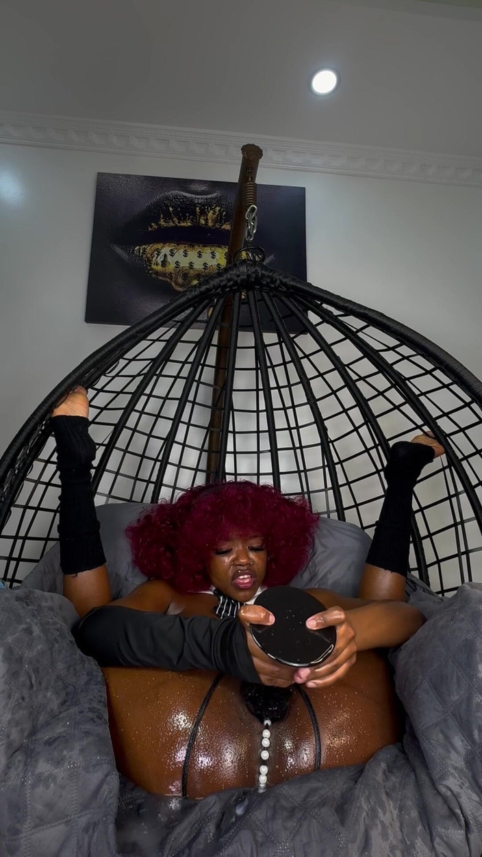 SEXXY-DAISY: डिल्डो में मुट्ठी घुसाना निश्चित रूप से मेरा अंत होगा